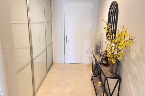 Condo in Hallandale Beach, Florida, 1 bedroom  № 1960846 - photo 9