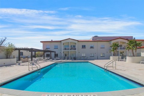 Condo in Doral, Florida, 2 bedrooms  № 2004419 - photo 2