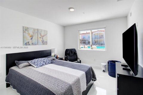 Condo in Doral, Florida, 2 bedrooms  № 2004419 - photo 13