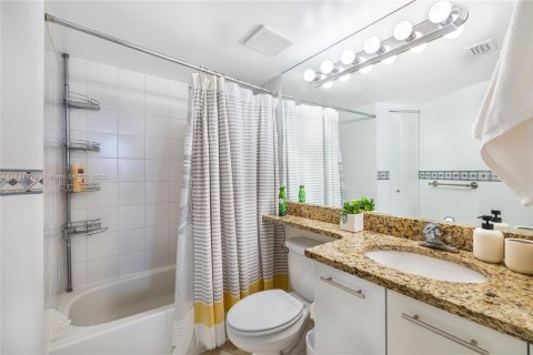 Condo in Aventura, Florida, 2 bedrooms  № 1983794 - photo 15