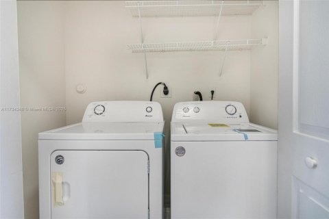 Townhouse in Cutler Bay, Florida 3 bedrooms, 143.07 sq.m. № 1483485 - photo 2