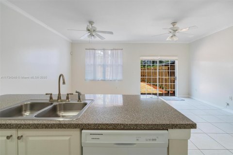 Townhouse in Cutler Bay, Florida 3 bedrooms, 143.07 sq.m. № 1483485 - photo 1