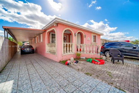 House in Hialeah, Florida 3 bedrooms, 150.04 sq.m. № 1992465 - photo 6