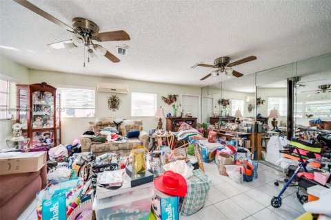 House in Hialeah, Florida 3 bedrooms, 150.04 sq.m. № 1992465 - photo 15