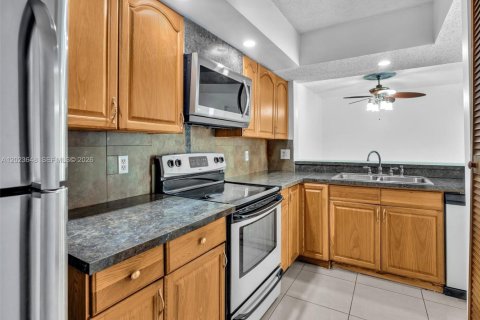 Copropriété à vendre à Hialeah, Floride: 2 chambres, 102.75 m2 № 2244326 - photo 11