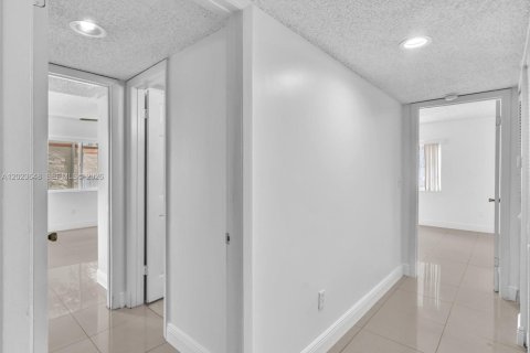 Copropriété à vendre à Hialeah, Floride: 2 chambres, 102.75 m2 № 2244326 - photo 26
