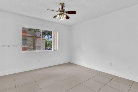 Copropriété à vendre à Hialeah, Floride: 2 chambres, 102.75 m2 № 2244326 - photo 21