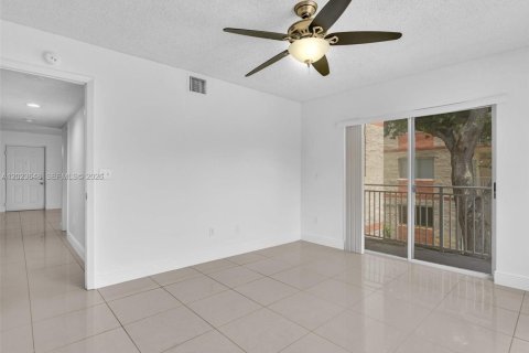 Copropriété à vendre à Hialeah, Floride: 2 chambres, 102.75 m2 № 2244326 - photo 18