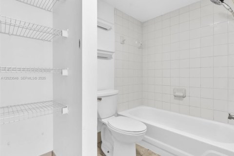 Copropriété à vendre à Hialeah, Floride: 2 chambres, 102.75 m2 № 2244326 - photo 23