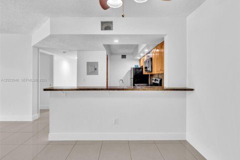 Copropriété à vendre à Hialeah, Floride: 2 chambres, 102.75 m2 № 2244326 - photo 7