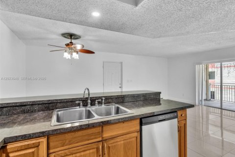 Copropriété à vendre à Hialeah, Floride: 2 chambres, 102.75 m2 № 2244326 - photo 12