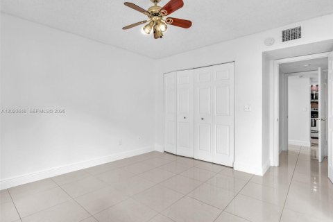 Copropriété à vendre à Hialeah, Floride: 2 chambres, 102.75 m2 № 2244326 - photo 15