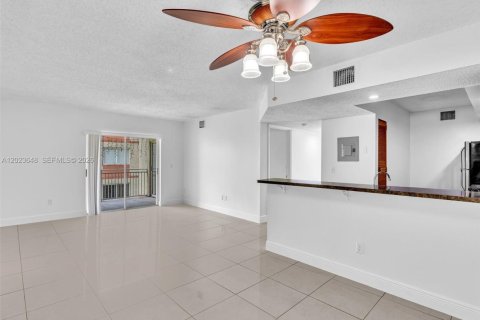 Copropriété à vendre à Hialeah, Floride: 2 chambres, 102.75 m2 № 2244326 - photo 2