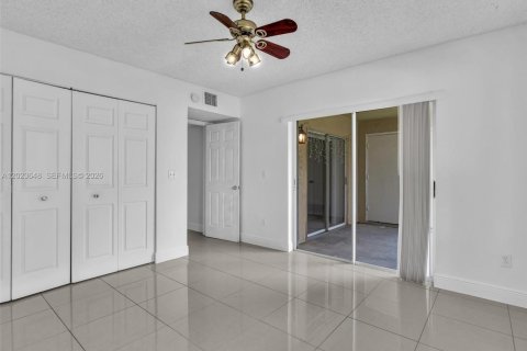 Copropriété à vendre à Hialeah, Floride: 2 chambres, 102.75 m2 № 2244326 - photo 14