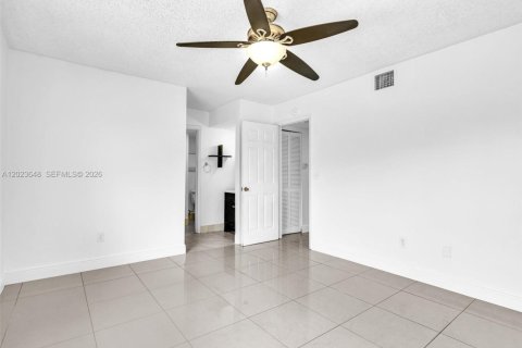 Copropriété à vendre à Hialeah, Floride: 2 chambres, 102.75 m2 № 2244326 - photo 19