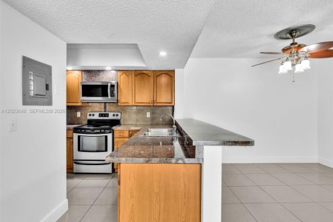 Copropriété à vendre à Hialeah, Floride: 2 chambres, 102.75 m2 № 2244326 - photo 6