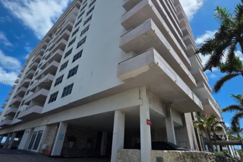 Condo in Surfside, Florida, 1 bedroom  № 1725893 - photo 1