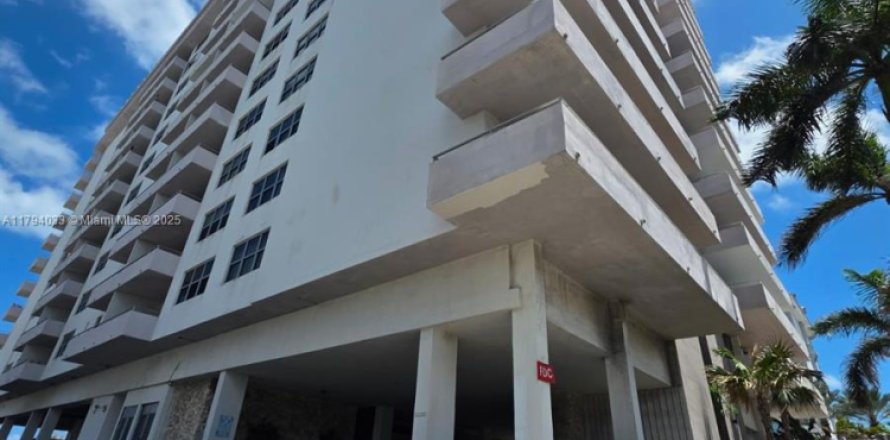 Condo in Surfside, Florida, 1 bedroom № 1725893