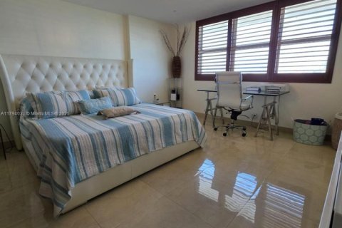 Condo in Surfside, Florida, 1 bedroom  № 1725893 - photo 22