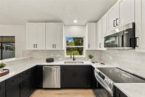 House in Tampa, Florida 3 bedrooms, 163.51 sq.m. № 2418342 - photo 10