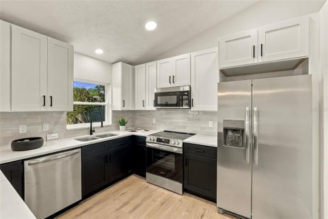 House in Tampa, Florida 3 bedrooms, 163.51 sq.m. № 2418342 - photo 9