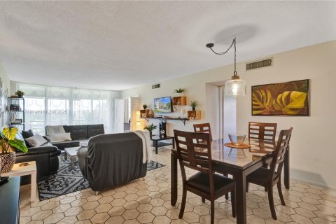 Copropriété à vendre à Pompano Beach, Floride: 2 chambres, 102.19 m2 № 1938229 - photo 2