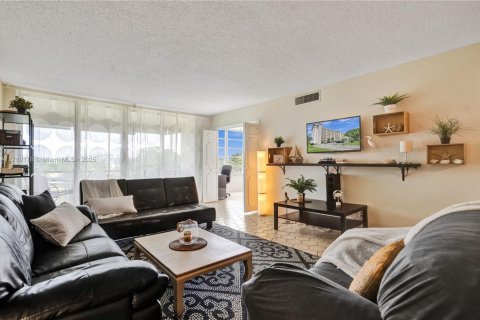 Copropriété à vendre à Pompano Beach, Floride: 2 chambres, 102.19 m2 № 1938229 - photo 6