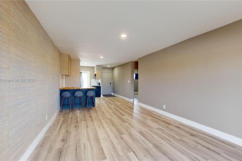 Copropriété à louer à North Miami, Floride: 1 chambre, 64.75 m2 № 1944420 - photo 2