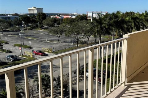Condo in Hialeah, Florida, 3 bedrooms  № 1862876 - photo 12