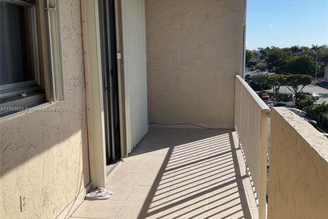 Condo in Hialeah, Florida, 3 bedrooms  № 1862876 - photo 13