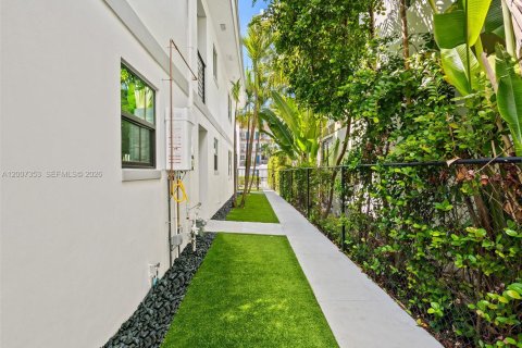 Immobilier commercial à vendre à Fort Lauderdale, Floride: 391.95 m2 № 2170818 - photo 3