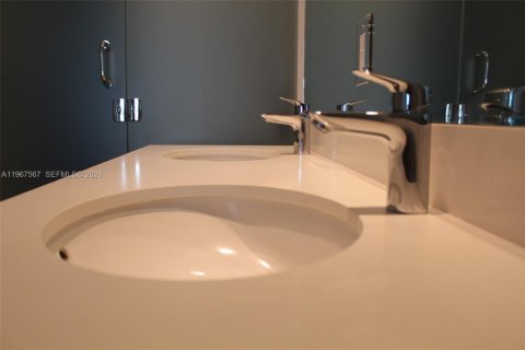 Condo in Miami, Florida, 1 bedroom  № 2029691 - photo 15