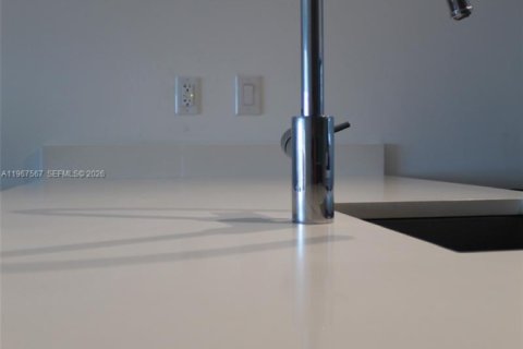 Condo in Miami, Florida, 1 bedroom  № 2029691 - photo 8