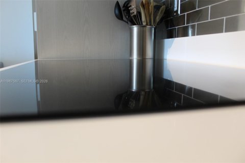 Condo in Miami, Florida, 1 bedroom  № 2029691 - photo 10