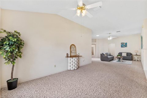 House in The Villages, Florida 3 bedrooms, 222.41 sq.m. № 1879659 - photo 14