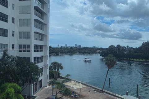 Condo in Bay Harbor Islands, Florida, 1 bedroom  № 1955063 - photo 1