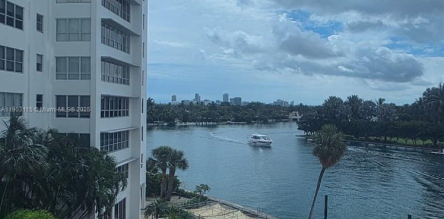 Condo in Bay Harbor Islands, Florida, 1 bedroom  № 1955063