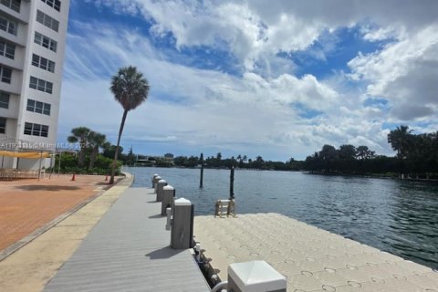 Condo in Bay Harbor Islands, Florida, 1 bedroom  № 1955063 - photo 19