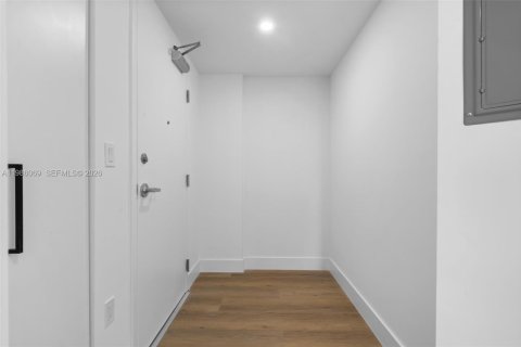 Condominio en alquiler en Miami, Florida, 1 dormitorio, 65.68 m2 № 2047612 - foto 2