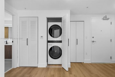 Condominio en alquiler en Miami, Florida, 1 dormitorio, 65.68 m2 № 2047612 - foto 3