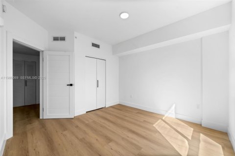 Condominio en alquiler en Miami, Florida, 1 dormitorio, 65.68 m2 № 2047612 - foto 10