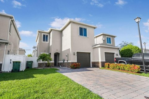 Townhouse in Homestead, Florida 3 bedrooms, 132.66 sq.m. № 1822097 - photo 1