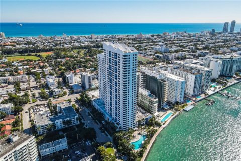 Снять в аренду кондоминиум в Майами-Бич, Флорида 2 спальни, 100.71м2, № 1938734 - фото 1