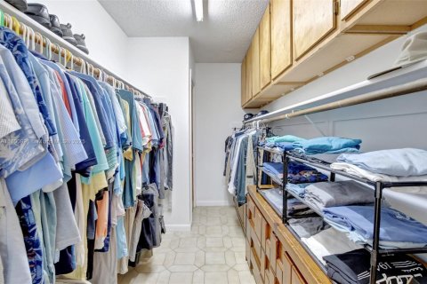 House in Plantation, Florida 5 bedrooms, 282.42 sq.m. № 1685766 - photo 29