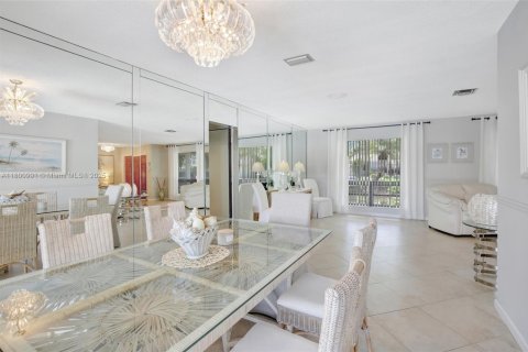 House in Plantation, Florida 5 bedrooms, 282.42 sq.m. № 1685766 - photo 13