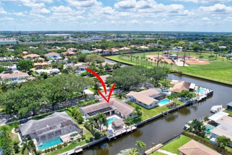 House in Plantation, Florida 5 bedrooms, 282.42 sq.m. № 1685766 - photo 1