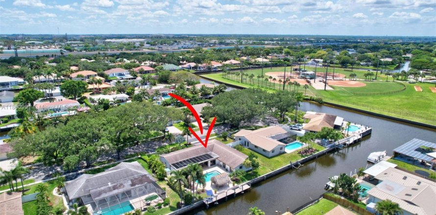 House in Plantation, Florida 5 bedrooms, 282.42 sq.m. № 1685766