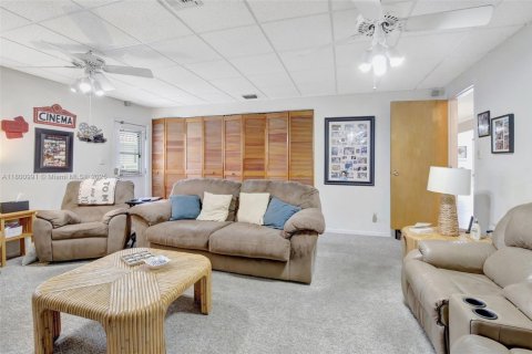 House in Plantation, Florida 5 bedrooms, 282.42 sq.m. № 1685766 - photo 20
