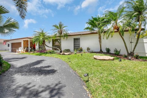 House in Plantation, Florida 5 bedrooms, 282.42 sq.m. № 1685766 - photo 5