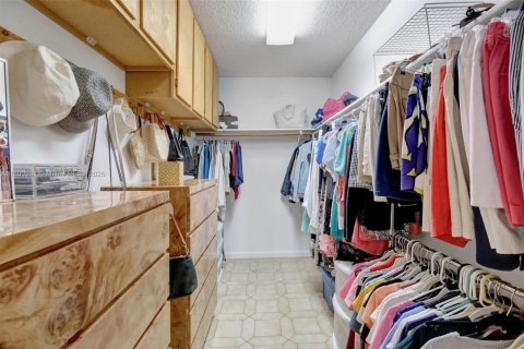 House in Plantation, Florida 5 bedrooms, 282.42 sq.m. № 1685766 - photo 28